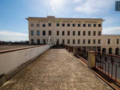 Ci spostiamo ora sul tetto, dove un �ponte� percorre tutta la struttura